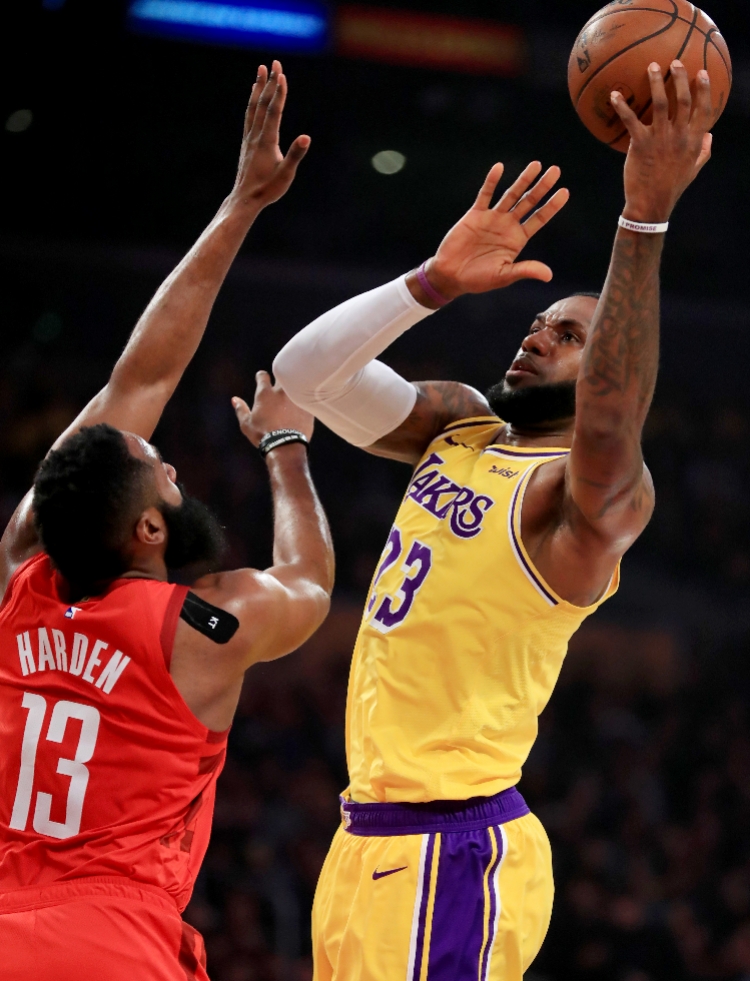 开元体育官网-转会期山东男篮备战欧联社区盾国际比赛日攻防权衡，詹姆斯在巴塞罗那比赛中爆冷瞬间刷屏的简单介绍